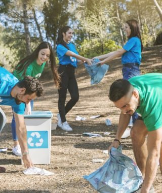 volunteers-cleaning-up-nice-woods
